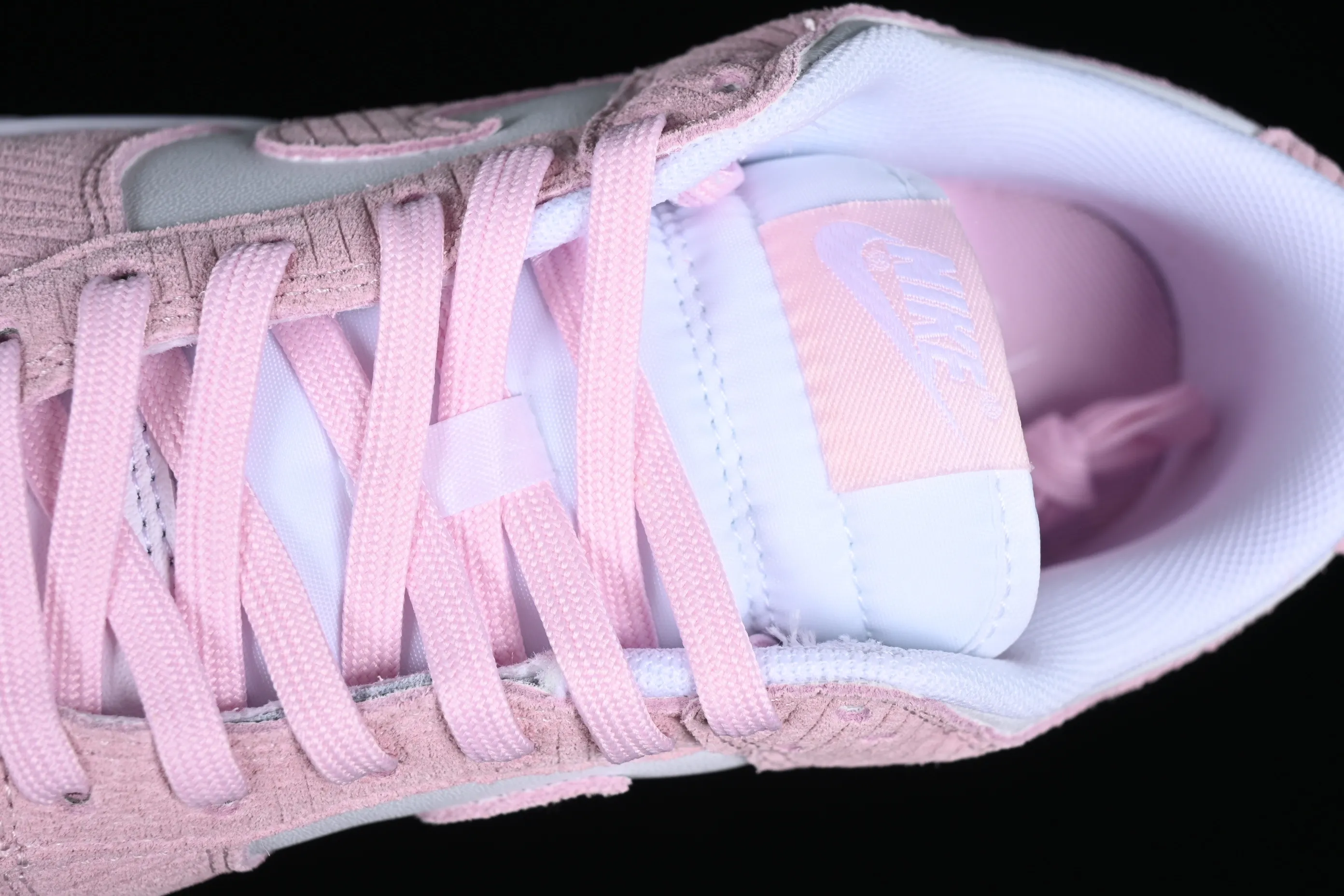 All categories Nk SB Dunk Series Nk SB Dunk Low low-top sneakers Cost-effective version Nk Dunk Low "Pink Corduroy" dirty pink corduroy SB low-top sports and leisure sneakers FN7167-100